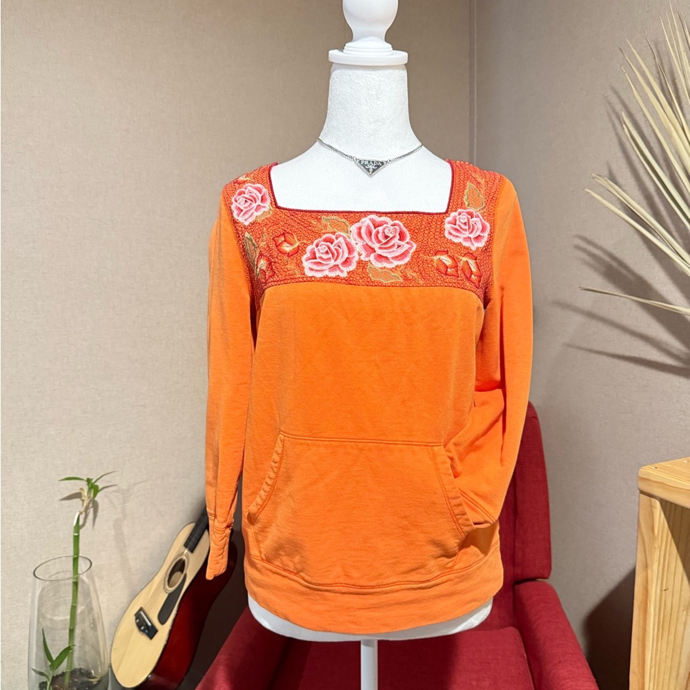 Anthropologie Lilka Embroidered
Sweatshirt 🧡✨